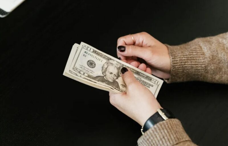 Jag köpte skor för 15 dollar till en kämpande mamma – två veckor senare knackade det på min dörr