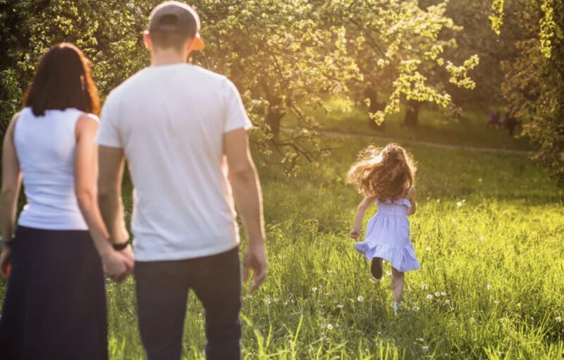 Jag virkade en brudtärneklänning till min 10-åriga dotter till mitt bröllop - Vad min blivande svärmor gjorde är oförlåtligt