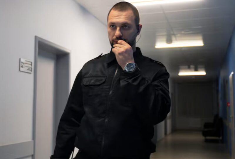 När jag knackade på dörren stod poliser där. ”Det här kan inte stämma”, sa jag, men en av dem skakade på huvudet. ”Din dotter kontaktade oss.” Jag tittade tillbaka och såg henne gråta: ”mamma, jag måste berätta något för dig…”