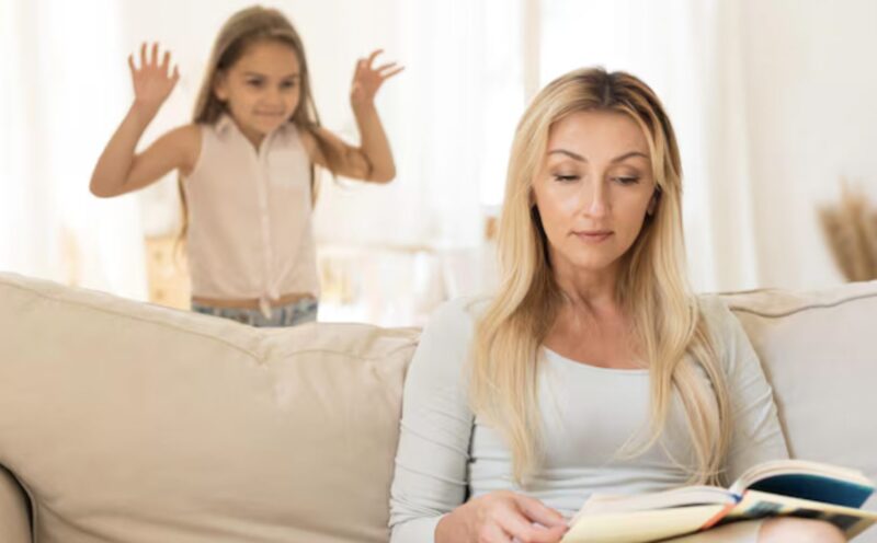 Telefonen ringde och min dotters röst bröts genom tårarna. ”Mamma… Pappas flickväns pojkvän slog mig igen. Han sa att om jag säger det till dig så kommer han att skada dig också.”