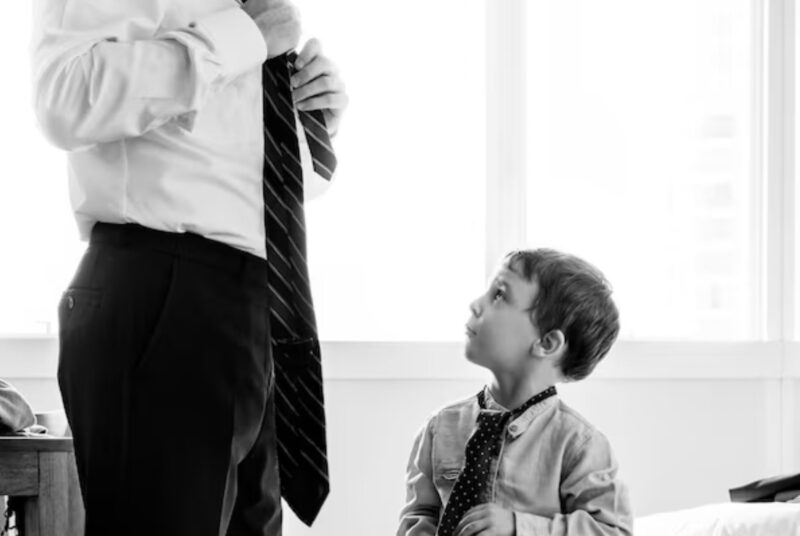 Miljonärens VD bad sin son att välja en mamma bland societetskvinnorna, men han valde hembiträdet