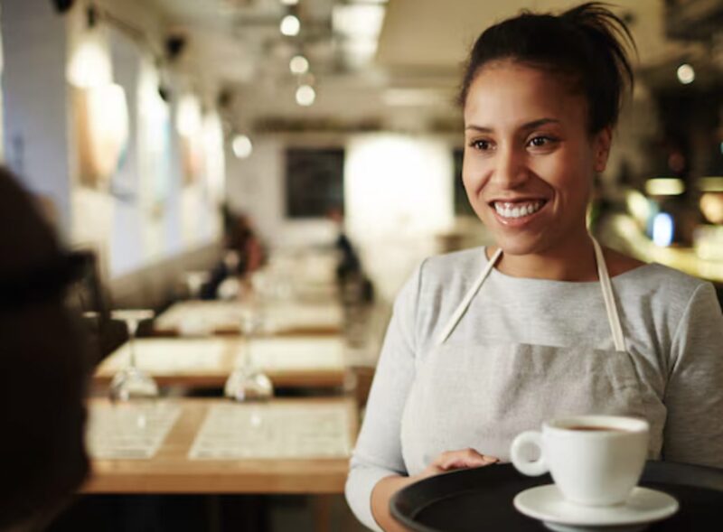 En servitris matade i hemlighet en ensam pojke varje morgon – tills fyra svarta stadsjeepar stannade utanför restaurangen
