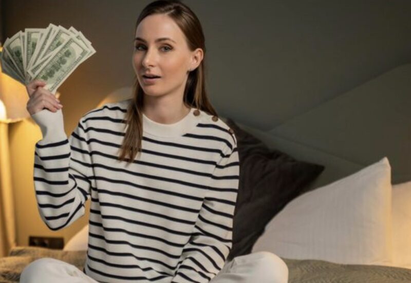 Min svärfar hade ingen pension. Jag vårdade honom av hela mitt hjärta i 12 år. Med sitt sista andetag räckte han mig en trasig kudde och sa: ”För Maria.” När jag öppnade den grät jag oavbrutet…