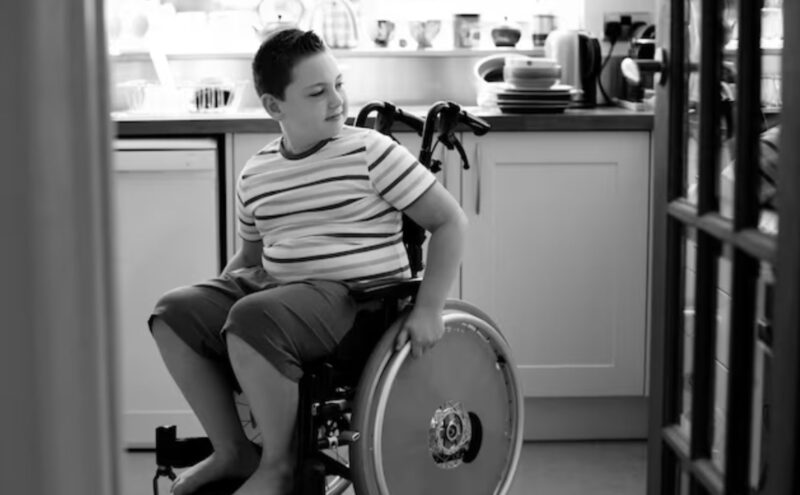 Den 7-årige pojken i rullstol försökte hålla tillbaka tårarna medan hans styvmor förödmjukade honom skoningslöst.