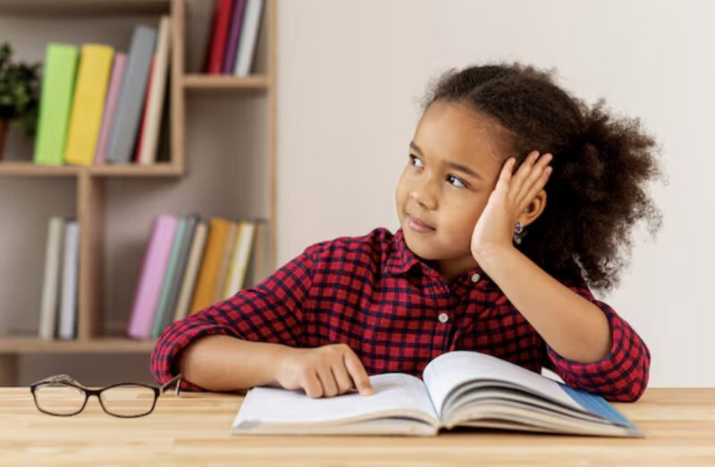 När läraren såg elevens långa hår tog hon en sax och klippte det. Men när flickans mamma kom till skolan chockerade det som hände sedan alla.