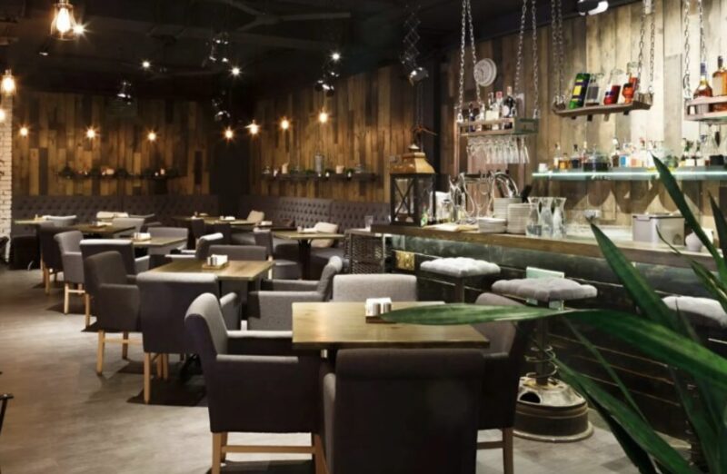 En kvinna i gamla kläder gick in på en dyr restaurang och beställde den billigaste soppan: alla gäster skrattade åt henne tills detta hände
