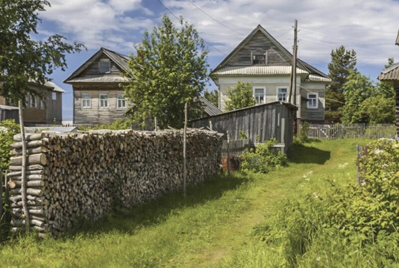 Hela byn chockades när en av de lokala männen återvände till sina föräldrars hus med en kvinna som såg ut så här: men snart kom något hemskt fram i ljuset med den nya frun.