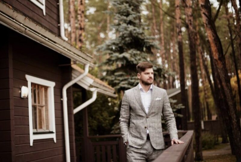 ”Kan jag städa ditt hus för en tallrik mat?” – Men när miljonären såg henne frös han till.