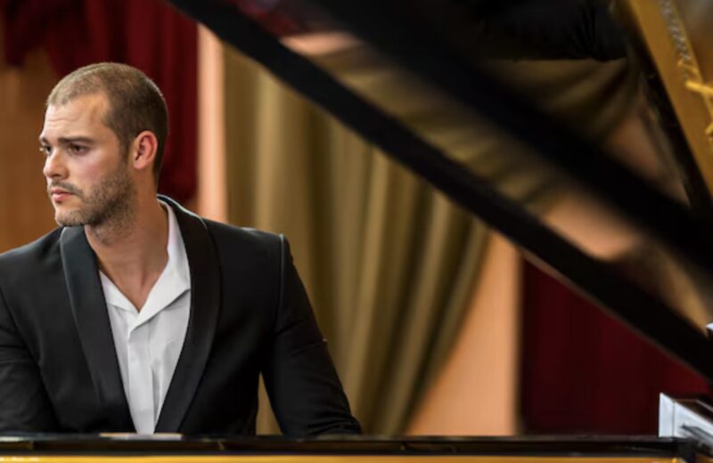 ”JAG GÖR DIG TILL VD OM DU SPELAR DET HÄR PIANO!” HÅNADE MILJONÄREN… OCH DET SOM HÄNDE LÄMNADE ALLA I TYSTNAD…