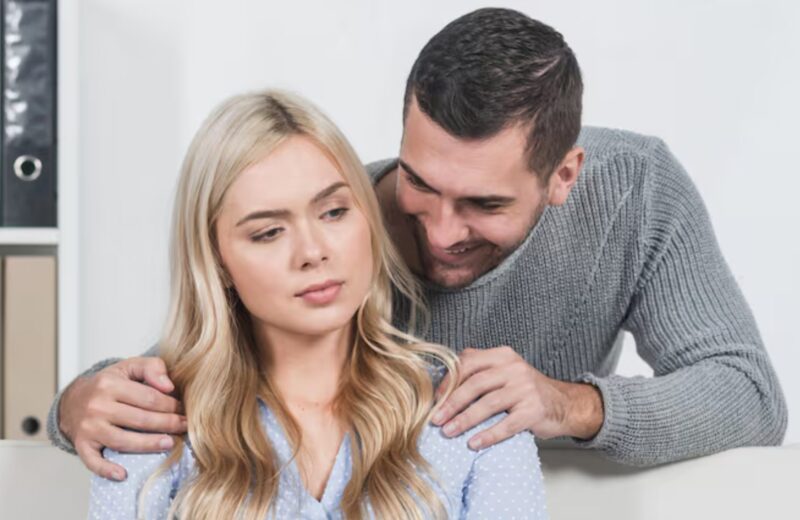 Vid vår skilsmässoförhandling fnös mitt ex åt min secondhandklänning medan hans glamorösa fästmö skrattade, men bara några minuter senare gick jag därifrån med ett arv han aldrig kunnat drömma om att matcha.