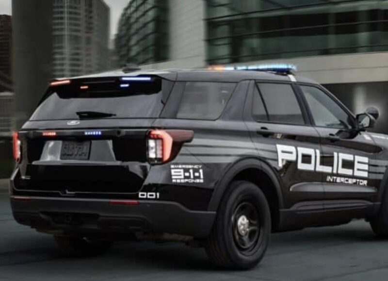 En polis lade märke till en 3-årig pojke som gick ensam i smutsiga kläder längs motorvägen. När polisen närmade sig honom fick han veta något hemskt om pojken.