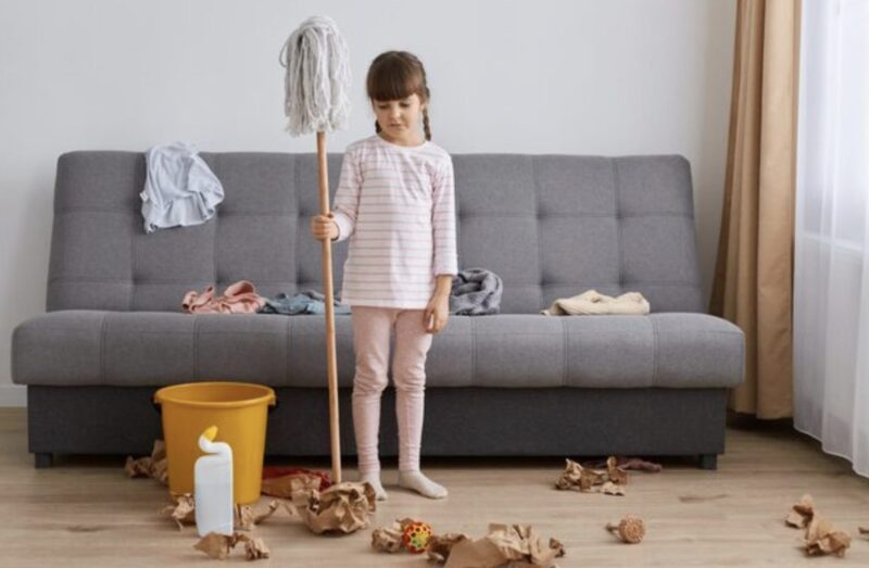 Jag kom tillbaka från min resa en dag tidigare och fann min 9-åriga dotter ensam, på händer och knän, och städade köksgolvet eftersom mina svärföräldrar tyckte att hon "behövde disciplin".