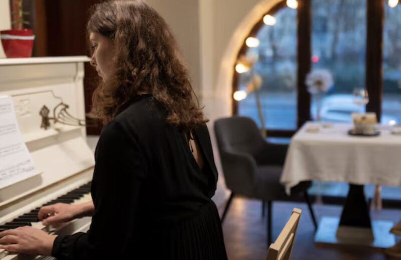 ”JAG GÖR DIG TILL VD OM DU SPELAR DET HÄR PIANO!” HÅNADE MILJONÄREN… OCH DET SOM HÄNDE LÄMNADE ALLA I TYSTNAD…