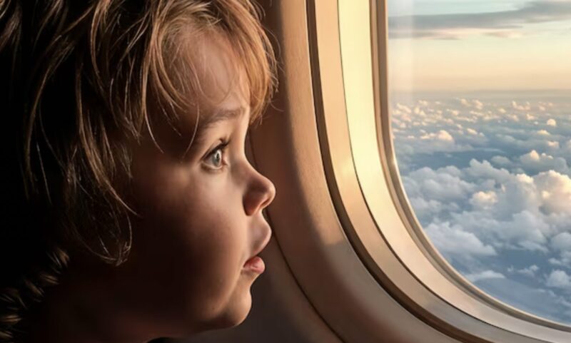 En stackars 12-årig svart flicka räddade en miljonär på ett flygplan… Men vad han viskade fick henne att gråta högt…