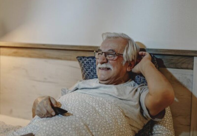 Min svärfar hade ingen pension. Jag vårdade honom av hela mitt hjärta i 12 år. Med sitt sista andetag räckte han mig en trasig kudde och sa: ”För Maria.” När jag öppnade den grät jag oavbrutet…