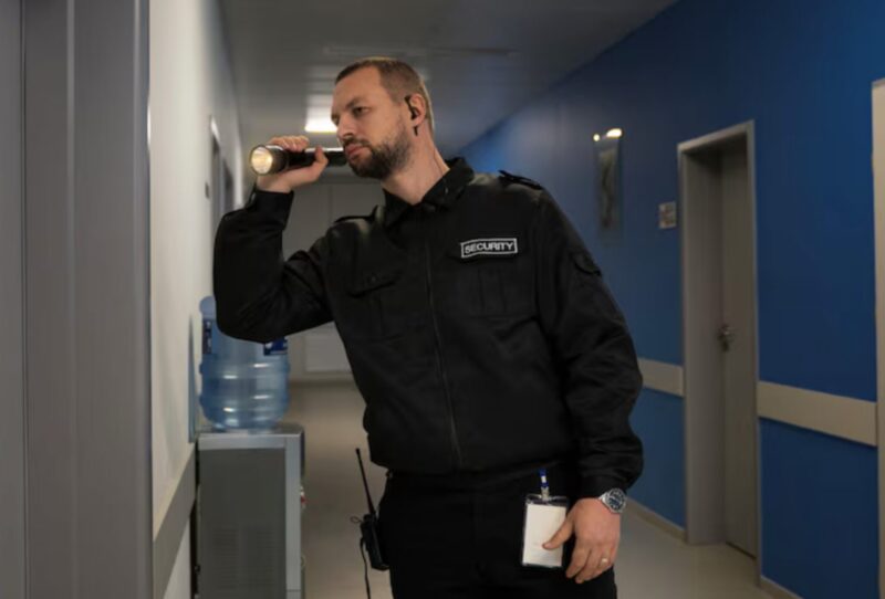 När jag knackade på dörren stod poliser där. ”Det här kan inte stämma”, sa jag, men en av dem skakade på huvudet. ”Din dotter kontaktade oss.” Jag tittade tillbaka och såg henne gråta: ”mamma, jag måste berätta något för dig…”