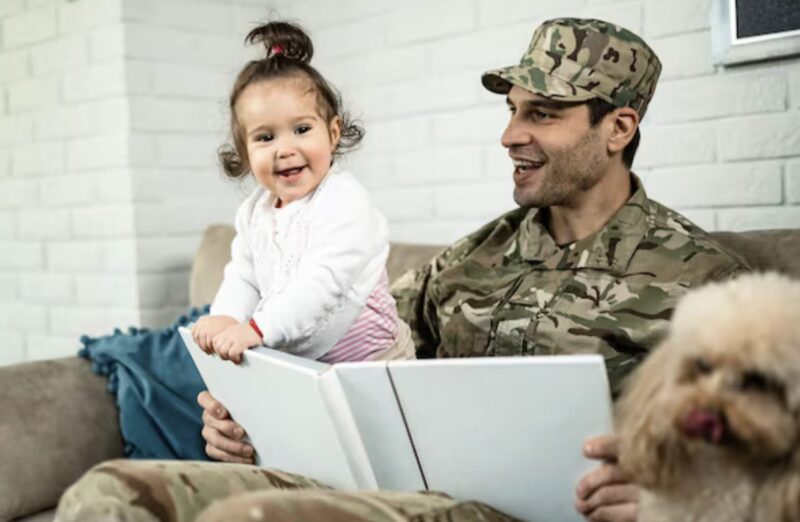 En pappa kom hem från militärtjänst bara för att upptäcka att hans dotter hade tvingats av sin styvmor att sova i svinstian – och vad som hände sedan var chockerande.