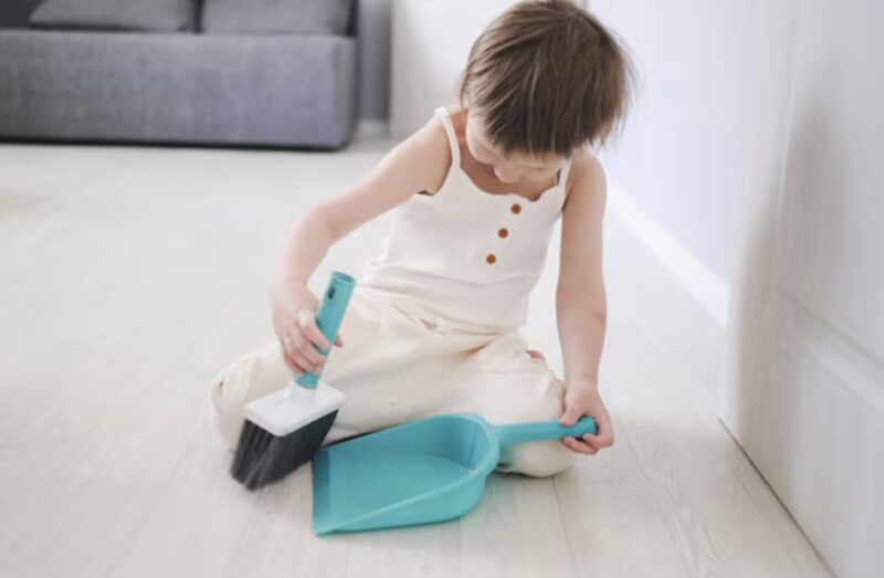 Jag kom tillbaka från min resa en dag tidigare och fann min 9-åriga dotter ensam, på händer och knän, och städade köksgolvet eftersom mina svärföräldrar tyckte att hon "behövde disciplin".