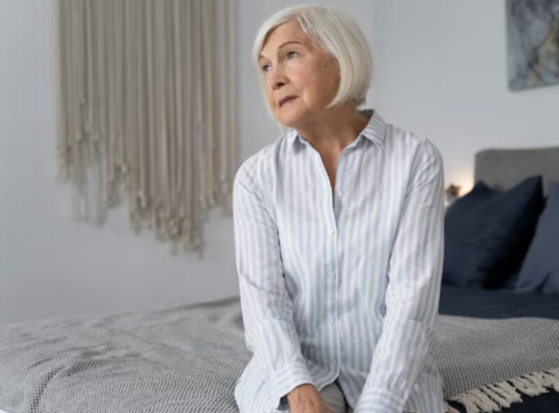 Varje natt knackade min svärmor på vår sovrumsdörr klockan tre på morgonen, så jag satte upp en dold kamera för att se vad hon gjorde. När vi såg henne var vi båda helt stela...
