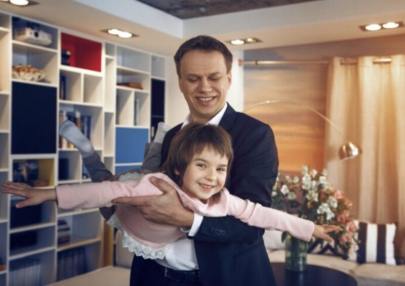 Miljonär besöker barnhem, och liten flicka hälsar honom med ett ord som får alla att stanna upp: "Pappa!"