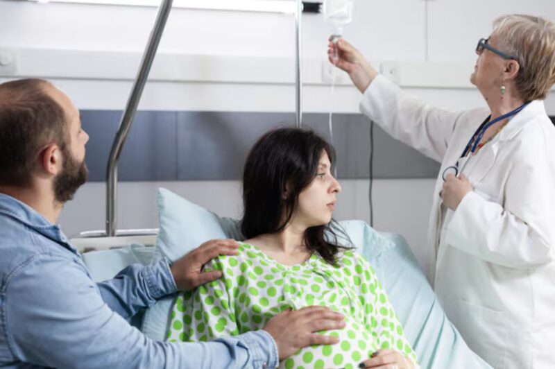 När jag var gravid med tvillingar bad jag min man att ta mig till sjukhuset. Men hans mamma blockerade dörren och sa: ”Ta oss till köpcentret först.” Timmar senare körde en främling mig till akuten…