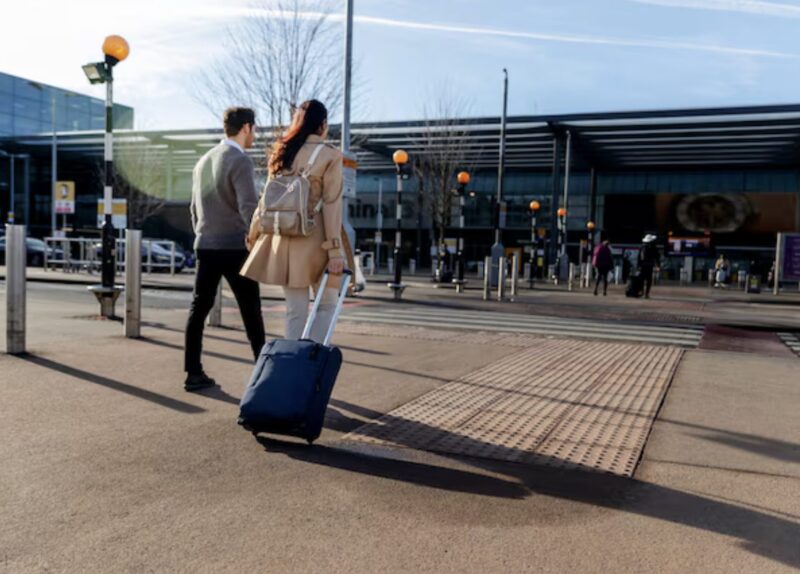 På flygplatsen, precis innan vår Hawaii-resa, slog min syster mig framför alla passagerare. Mina föräldrar tog direkt hennes parti – hon har alltid varit deras favorit. Vad de inte insåg var att jag hade betalat hela resan. Så jag avbokade tyst deras biljetter och gick därifrån. Det som hände sedan gjorde alla chockade…