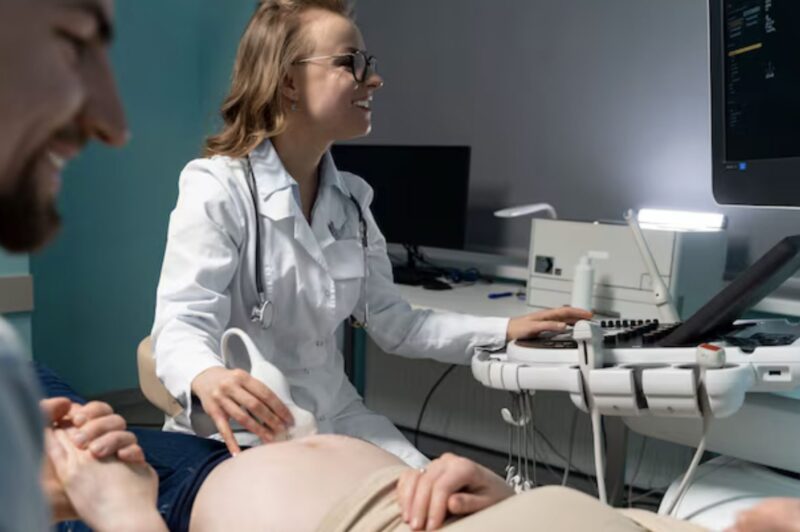 När jag var gravid med tvillingar bad jag min man att ta mig till sjukhuset. Men hans mamma blockerade dörren och sa: ”Ta oss till köpcentret först.” Timmar senare körde en främling mig till akuten…