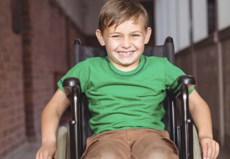 Min bror knuffade mig plötsligt, så rullstolen välte och jag föll ner på klinkergolvet. ”Sluta låtsas för att få uppmärksamhet”, flinade han. Hela familjen brast ut i skratt när jag kämpade för att andas, och ingen brydde sig om att hjälpa mig upp. Vad de inte visste… var att min läkare hade stått precis bakom dem och tyst iakttagit allting. Han harklade sig, klev fram och sa orden som frös hela rummet.