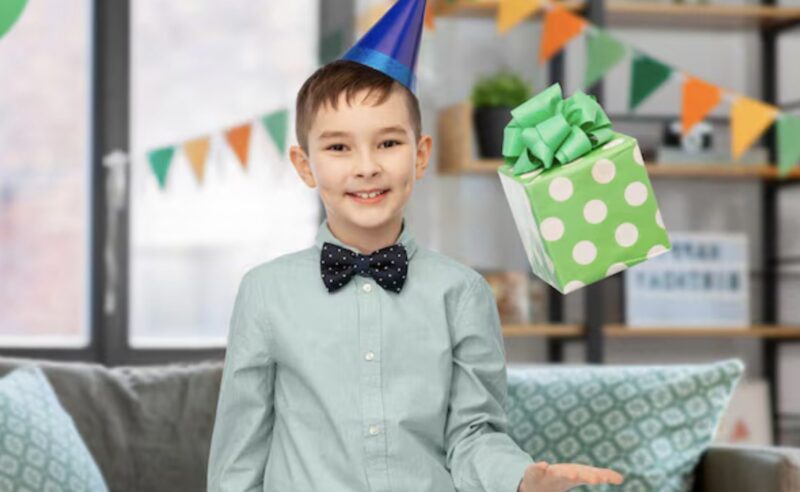 Min exman dök upp på vår sons födelsedagsfest med sin nya fru. Hon räckte min pojke en kvast och sa: ”Gå och hjälp din mamma att städa – det är vad du ska göra.” Min son tittade på mig, kinderna brann av skam. Jag sa inte ett ord… inte förrän han hade packat upp sin sista present. Och i samma sekund som hon såg vad som fanns inuti försvann all färg från hennes ansikte.
