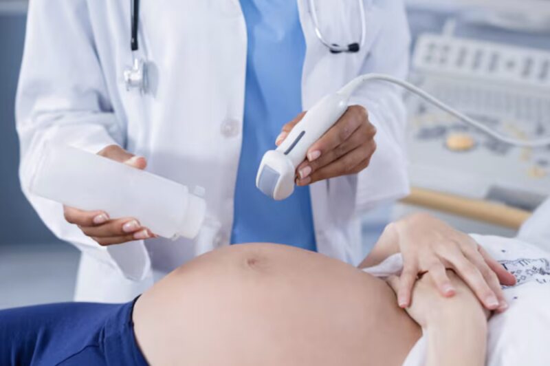 När jag var gravid med tvillingar bad jag min man att ta mig till sjukhuset. Men hans mamma blockerade dörren och sa: ”Ta oss till köpcentret först.” Timmar senare körde en främling mig till akuten…