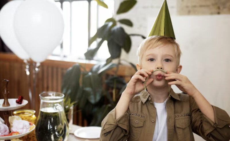 Min exman dök upp på vår sons födelsedagsfest med sin nya fru. Hon räckte min pojke en kvast och sa: ”Gå och hjälp din mamma att städa – det är vad du ska göra.” Min son tittade på mig, kinderna brann av skam. Jag sa inte ett ord… inte förrän han hade packat upp sin sista present. Och i samma sekund som hon såg vad som fanns inuti försvann all färg från hennes ansikte.