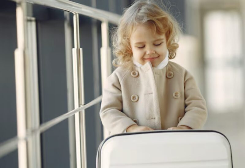 Min mamma övergav mig på flygplatsen när jag bara var 8 år – och lämnade mig med ingenting annat än en ryggsäck, så att hon kunde flyga iväg med sin nya man och hans barn. När hon kom tillbaka var mitt rum tomt ... och juridiska papper väntade ...