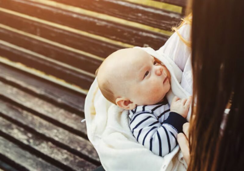 Jag är en utmattad ensamstående mamma som jobbar som städare. På vägen hem hittade jag ett övergivet nyfött barn vid en kall busshållplats. Jag tog barnet i säkerhet. Några dagar senare fick jag reda på barnets identitet, och det som hände sedan förändrade allt för alltid…