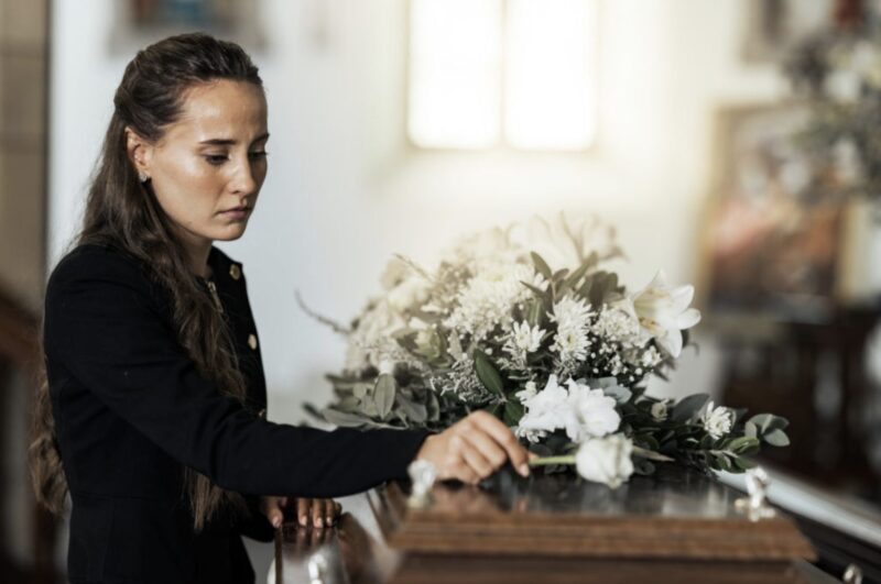 Två månader efter min sons begravning tog hans änka med sig en annan man hem – hon förväntade sig inte vad jag skulle göra härnäst