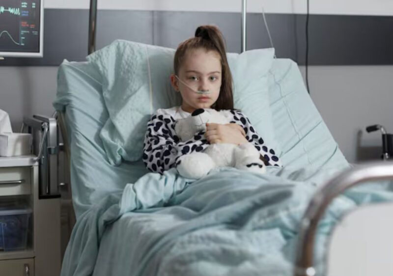 Min femtonåriga dotter kämpade för sitt liv på sjukhuset när min giriga mamma och syster stormade in i rummet och krävde 20 000 dollar för sin Europaresa.