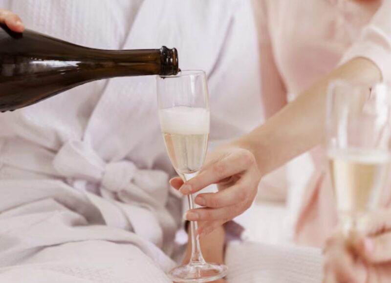 På min bröllopsfest halkade min svärmor något i min champagne – så jag bytte glas