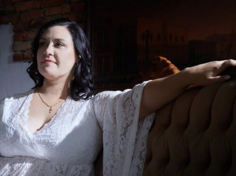 Jag gick till brudgummens rum bara för att jag glömt mitt armband. Men i samma ögonblick som jag öppnade dörren hörde jag honom kalla mig en "fet gris" och skryta om att han bara behövde några månader efter bröllopet för att ta min familjs pengar. Jag frös till – sedan slog jag rekord. Och när jag äntligen stod på bröllopsscenen med mikrofonen i handen, avlade jag inte mina löften… Jag avslöjade allt.