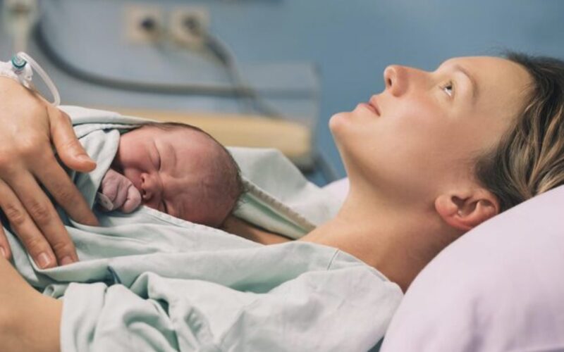 Direkt efter förlossningen låg jag fortfarande i min sjukhussäng. Plötsligt kom min dotter springande in och ropade: ”MAMMA! VI MÅSTE LÄMNA SJUKHUSET NU!”