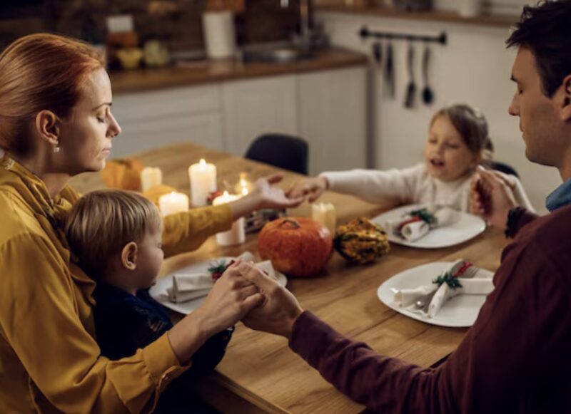 Under middagen räckte min dotter tyst fram en vikt lapp till mig. ”Låtsas att du är sjuk och gå”, stod det. Jag visste inte varför – men något i hennes ögon sa att jag skulle lita på henne. Så jag gjorde vad hon bad mig om och gick ut. Tio minuter senare… förstod jag äntligen varför hon hade varnat mig.