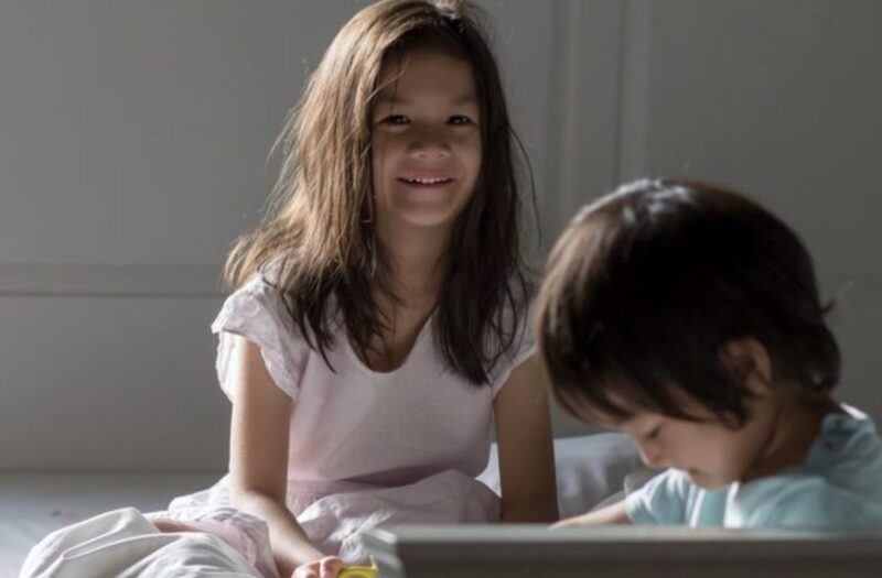 Jag hade precis fött barn när min åttaåriga dotter sprang in i sjukhusrummet med vidöppna och vaken ögon. Hon drog för gardinerna och viskade sedan rakt mot mitt öra: ”Mamma… gå under sängen. Nu direkt.”