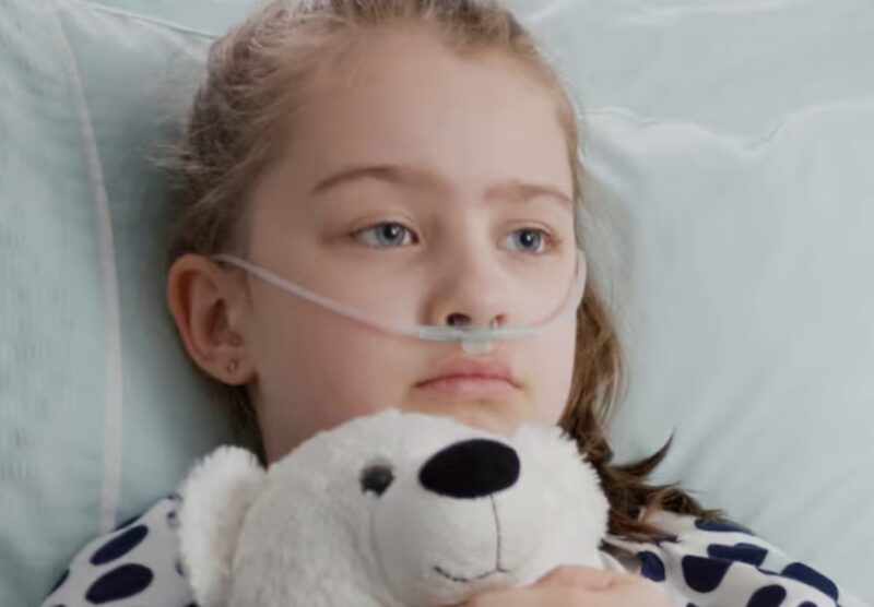 MILJONÄRENS DOTTER DOG I SINA ARMAR, MEN TRÄDGÅRDSMÄSTARENS SON SÅG NÅGOT PÅ MONITORN OCH STANNADE… Läkaren närmade sig respiratorn, hans ansikte en mask av professionell medkänsla.