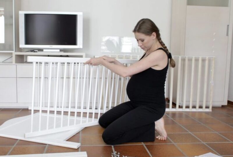 Jag var i åttonde månaden gravid och höll på att städa när jag gick förbi min svärmor. Hon förbannade mig, slog mig och hällde ut smutsigt moppvatten. Jag halkade, föll, mitt vatten gick – i samma ögonblick som jag visste att allt skulle förändras.
