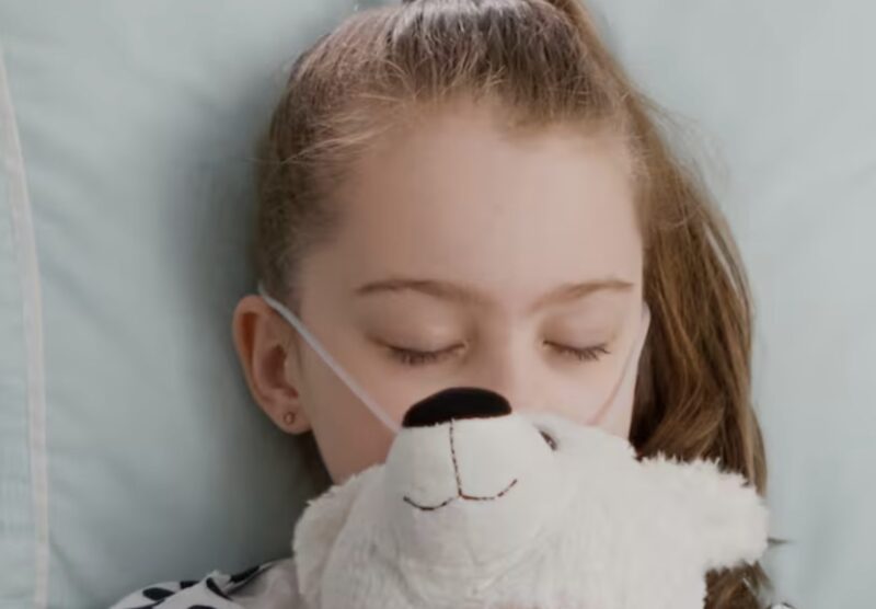 MILJONÄRENS DOTTER DOG I SINA ARMAR, MEN TRÄDGÅRDSMÄSTARENS SON SÅG NÅGOT PÅ MONITORN OCH STANNADE… Läkaren närmade sig respiratorn, hans ansikte en mask av professionell medkänsla.