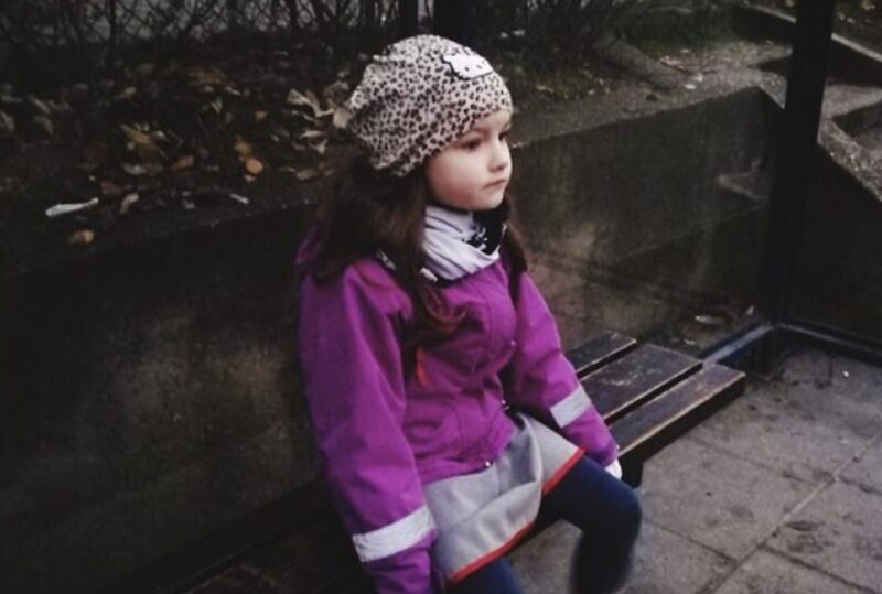Min elvaåriga dotter kom hem och hennes nyckel passade inte. Hon tillbringade fem timmar i regnet och väntade. Sedan kom min mamma ut och sa: ”Vi har alla bestämt att du och din mamma inte bor här längre.” Jag skrek inte. Jag sa bara: ”Förstått.” Tre dagar senare fick min mamma ett brev och blev blek…