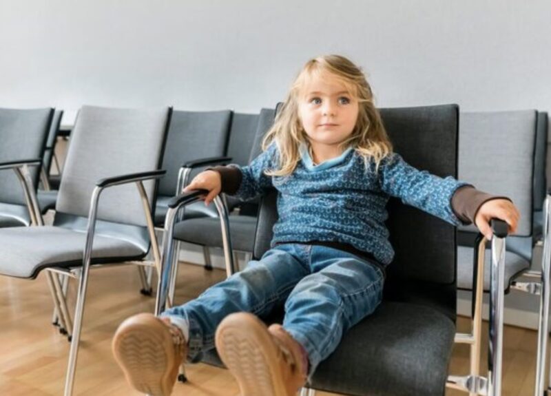 När jag var fem år gammal övergav mina föräldrar mig vid bagageutlämningen. En främling räddade mig – och först efter hans död fick jag veta att han var en hemlig miljonär som lämnade mig 5,5 miljoner dollar. Sedan återvände mina föräldrar för att stämma mig för pengarna. I domstol flinade de… Tills polismannen tillkännagav: ”Res er alla för domaren.”