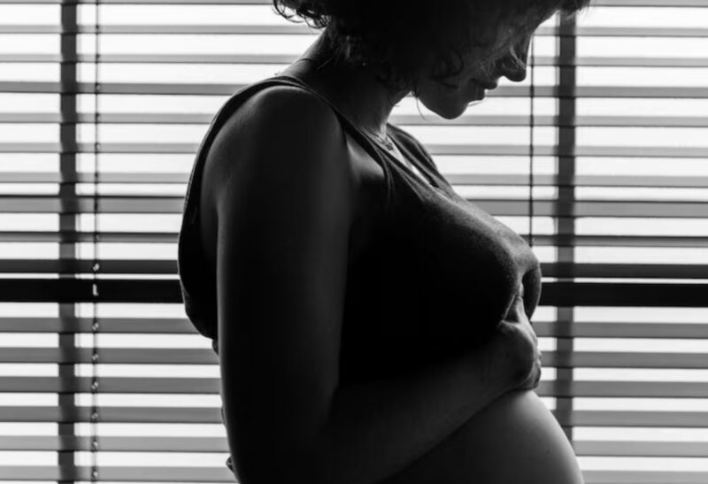 Mannen låste in sin gravida fru i deras brinnande hus för att behaga sin älskare — Men vad hände sedan - giangtran