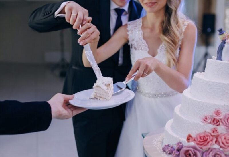 På min bröllopsdag gjorde min syster ett stort väsen – kastade champagne, krossade bröllopstårtan och skrek: "Det här är vad man får betala för att uppträda så högtravande!" ...
