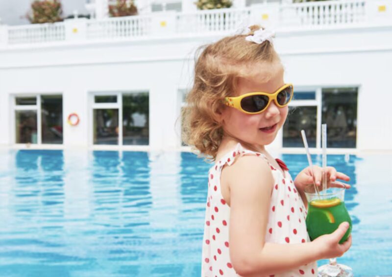 Min syster knuffade ner min dotter i poolen – fortfarande i sin klänning, oförmögen att simma. Jag rusade fram, men min pappa tog tag i min nacke och tvingade ner mig. ”Om hon inte klarar av vattnet förtjänar hon inte att leva.” I det ögonblicket kändes det som om mitt hjärta slets sönder.
