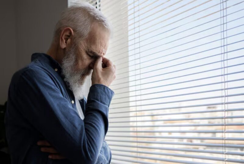 Miljonärssonen återvänder till huset han byggde åt sina föräldrar – bara för att upptäcka att hans bror tvingat ut dem i regnet, och när hans pappa viskade "Vi hade inget val", lämnade det som hände sedan alla mållösa...