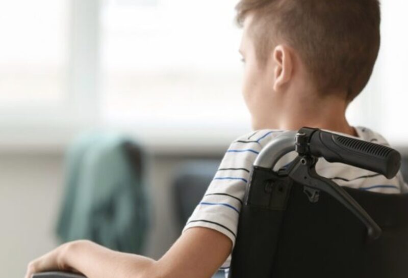 Miljardärens son föddes förlamad i 9 år – tills denna stackars hembiträdes 7-åriga dotter grävde upp EN sak i leran och avslöjade chockerande sanning….
